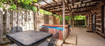 3BR, 1BA Wonderful Log Cabin close to town