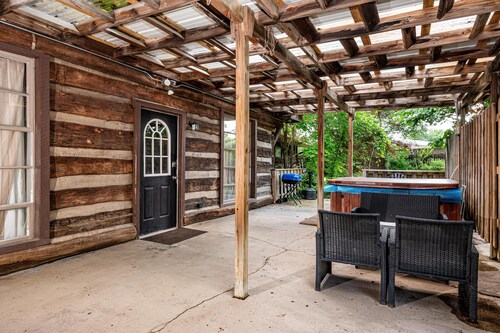 3BR, 1BA Wonderful Log Cabin close to town