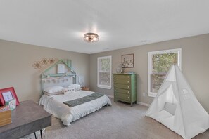 8 bedrooms, WiFi, bed sheets