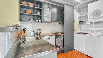 KĂŒhlschrank, Mikrowelle, Ofen, Herdplatte