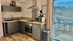 Fridge, microwave, oven, stovetop - L'Orée Cévenole : SPA & Panorama d'Exception (Saint-Julien-les-Rosiers)
