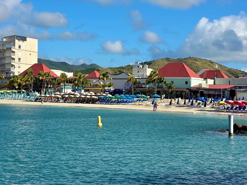 Charming 3-bedroom 3-bath yacht w/ sundecks, AC and WiFi in amazing Philipsburg