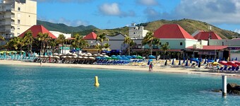 Charming 3-bedroom 3-bath yacht w/ sundecks, AC and WiFi in amazing Philipsburg