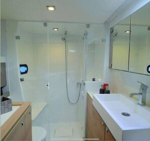 Een haardroger, handdoeken, zeep, toiletpapier