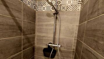 Een douche, handdoeken, toiletpapier
