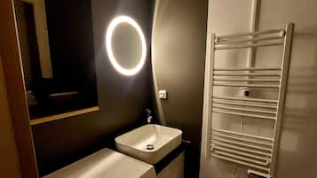 Een douche, handdoeken, toiletpapier