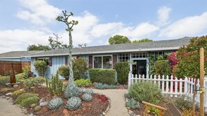 A house with a front yard, a wooden fence, and a bench. - Garden Sanctuary • Fire Pit • Kitchen & Privacy (San Jose)