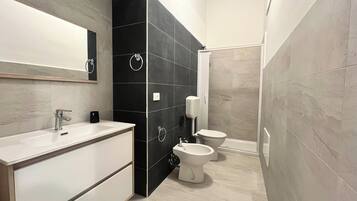 SĂšche-cheveux, serviettes fournies