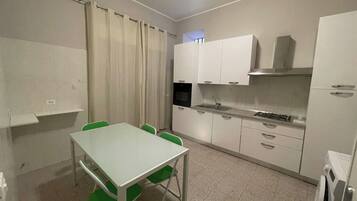 Frigorifero, forno, piano cottura, lavastoviglie