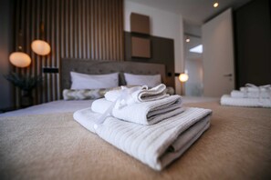 4 bedrooms, iron/ironing board, free WiFi, bed sheets