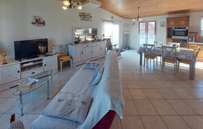 TV, stereo - 2 bedroom nice home in Brétignolles sur mer (Brétignolles sur mer)