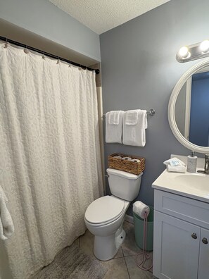 Handtücher, Seife, Shampoo, Toilettenpapier