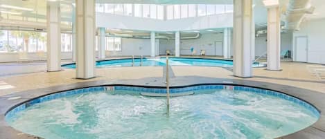 Piscina coberta i piscina a l'aire lliure