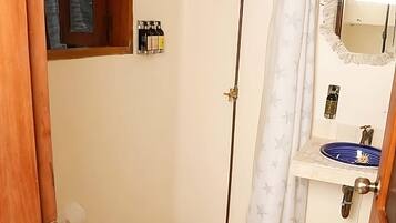 Serviettes fournies, savon, papier toilette