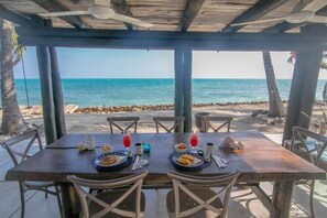 Outdoor dining - Habitación Standard Cabaña SalSiPuedes (Playa Privada) (Isla de Tintipan)