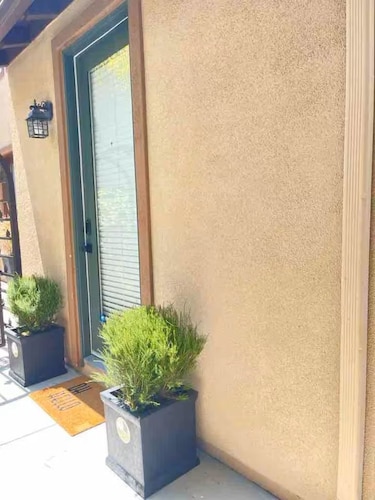 Serenity by the Lake. Beautiful neighborhood I short walk to lake and trails