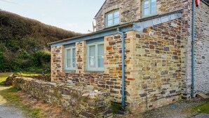 A stone building with two windows and a pitched roof. - 2 bedroom accommodation in Mawgan Porth (Mawgan Porth)
