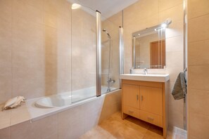 Artículos de tocador ecológicos, secador de pelo, toallas