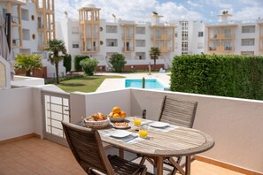 Outdoor dining - The Blue Wave - Shared Pool (Nazaré)