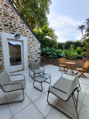 Terrace/patio - TatîeMamîe, gîte Tata Jacqueline : grand gîte rénové proche mer, Bretagne (Plouha)