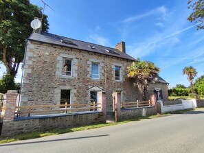 Exterior - TatîeMamîe, gîte Tata Jacqueline : grand gîte rénové proche mer, Bretagne (Plouha)