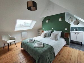 4 camere, una scrivania, ferro/asse da stiro, culla da viaggio