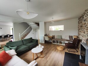 Smart TV, caminetto, tavolo da calcetto, libri