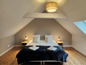 4 Schlafzimmer, Schreibtisch, Bügeleisen/Bügelbrett, Reisekinderbett