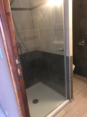 Double Room | Bathroom | Hair dryer, towels, soap, shampoo - La maison de la colline (Vers)
