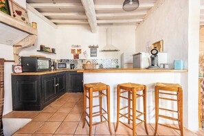Full-size fridge, microwave, oven, stovetop