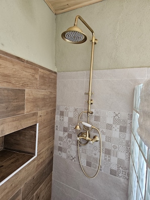 Douche, serviettes fournies, savon, papier toilette