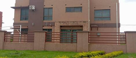 Vista frontal de la propiedad