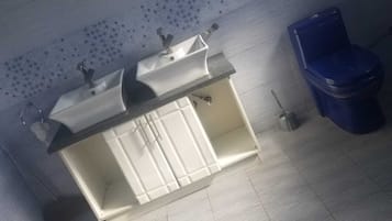 Chambre Double Deluxe, vue ville | Salle de bain | Ensemble douche/baignoire, articles de toilette gratuits, chaussons
