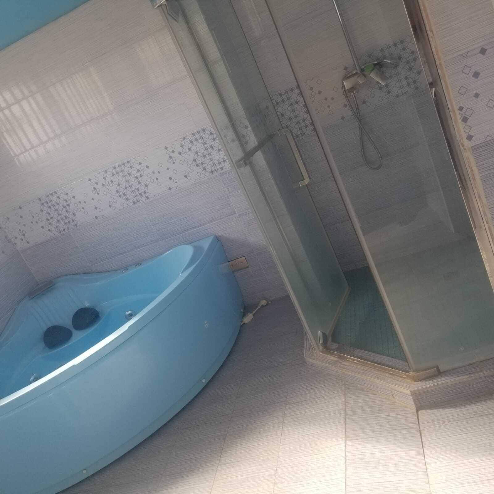 Habitación Deluxe doble, vistas a la ciudad | Baño | Ducha y bañera combinadas y artículos de higiene personal gratuitos