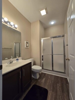 Shower, hair dryer, towels - River Oaks Condo, King Suite, Pools, Near Beach (Myrtle Beach)