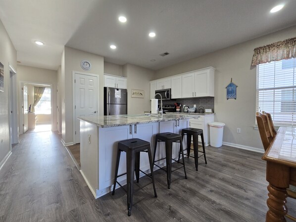 Kylskåp, mikrovågsugn, ugn och spishäll