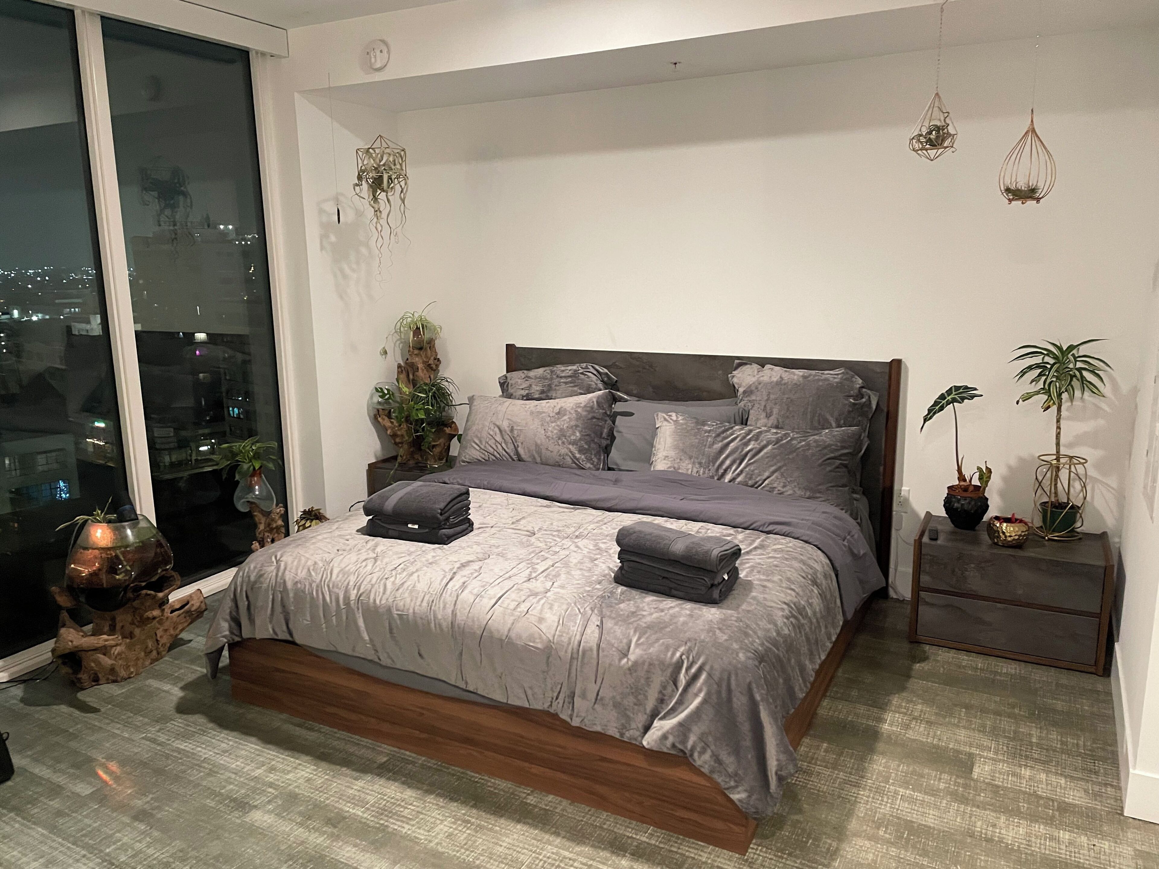 1 bedroom, desk, WiFi, bed sheets