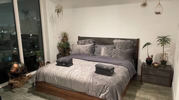 1 bedroom, desk, WiFi, bed sheets