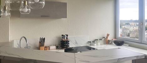 Kühlschrank, Ofen, Herdplatte, Wasserkocher mit Kaffee-/Teezubehör