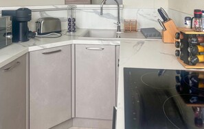 Refrigerador, horno, parrilla de estufa y cafetera y tetera