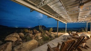 A covered outdoor seating area with a view of a mountainous landscape. - Willow Mtn. Ridge: Luxury & seclusion 10mi to BBNP (Terlingua)