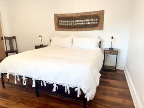 3 室のベッドルーム、デスク、WiFi (無料)、ベッドシーツ