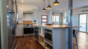 Fridge, oven, stovetop, dishwasher