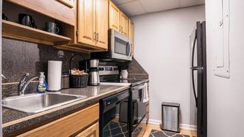 Een koelkast, een microgolfoven, een oven, een kookplaat