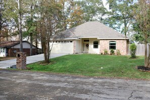 Exterior - Nestled near the tranquil shores of Lake Conroe (Montgomery)