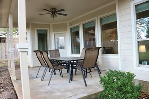 Outdoor dining - Nestled near the tranquil shores of Lake Conroe (Montgomery)