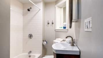 Duschwanne, kostenlose Toilettenartikel, Haartrockner, Handtücher
