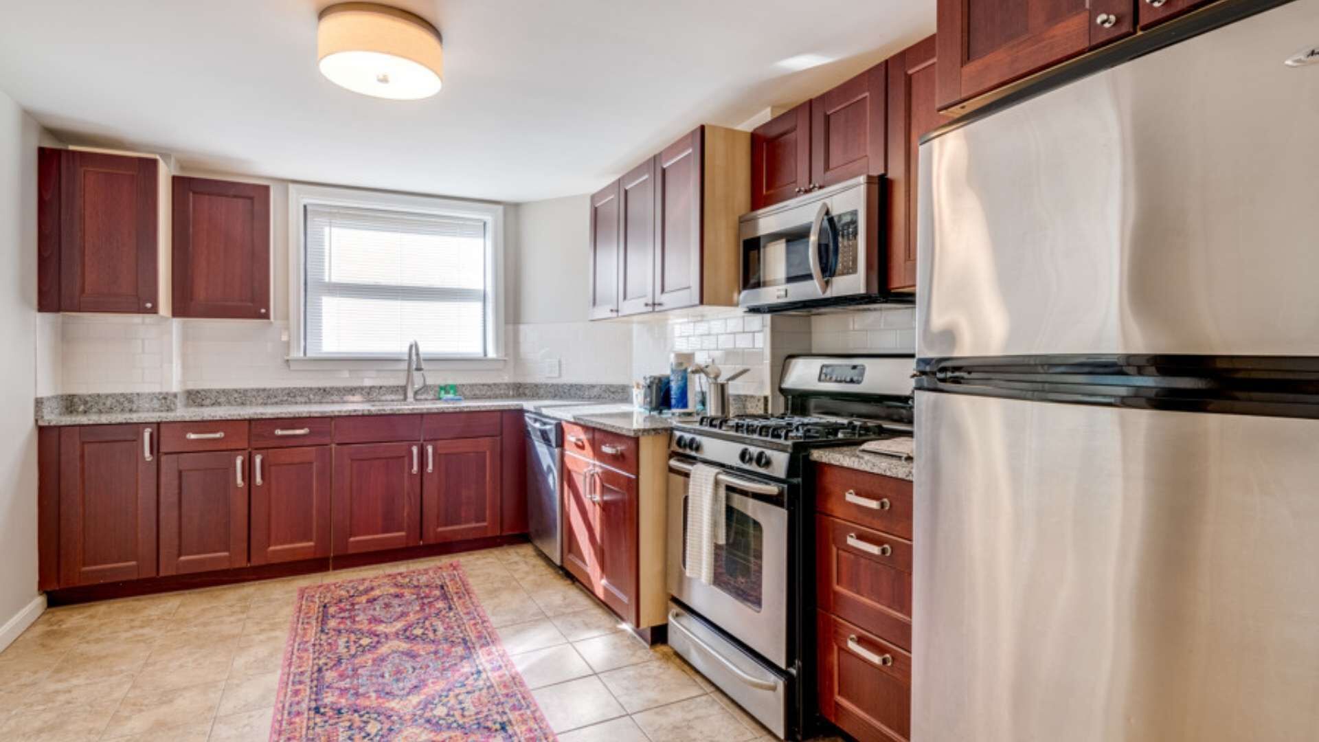 Apartemen Comfort, dapur | Dapur pribadi | Lemari es besar, microwave, oven, dan kompor