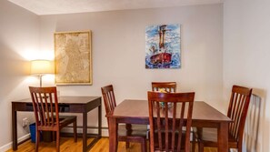 Comfort Apartment, Kitchen | Private kitchen | Full-size fridge, microwave, oven, stovetop