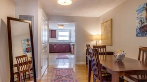 Apartemen Comfort, dapur | Dapur pribadi | Lemari es besar, microwave, oven, dan kompor